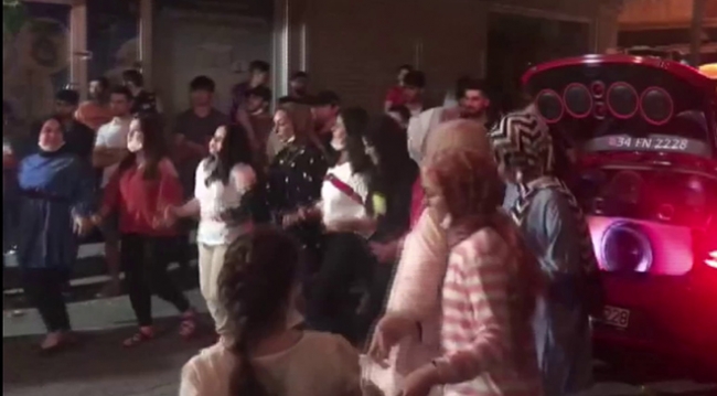 Tedbirleri hiçe saydılar, asker eğlencesi yaptılar