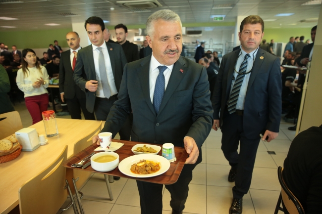 Bakan Arslan, fabrikada işçilerle yemek yedi
