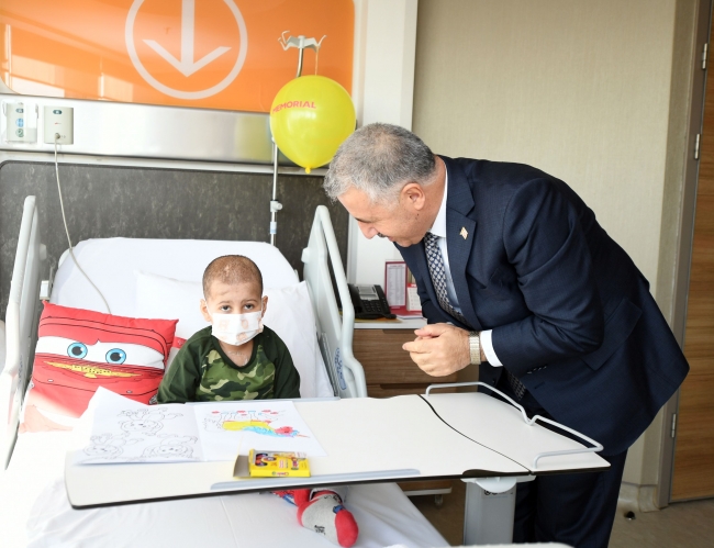 Bakan Arslan'dan küçük Samet'e hastanede ziyaret