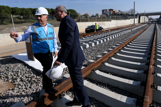Bakan Arslan Gebze-Halkalı Banliyö Hattı'nda incelemelerde bulundu
