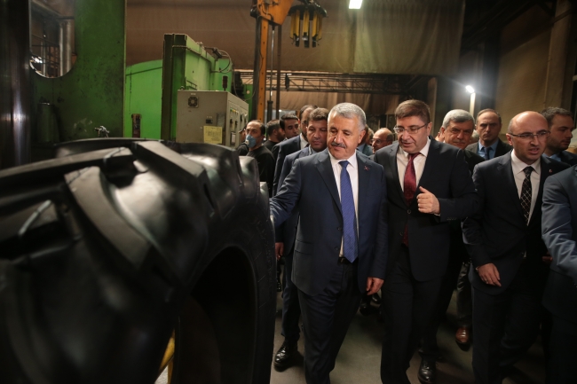 Bakan Arslan, fabrikada işçilerle yemek yedi