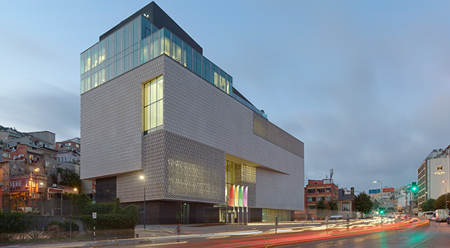 Arter yeni binasında sanatseverlerle buluşuyor