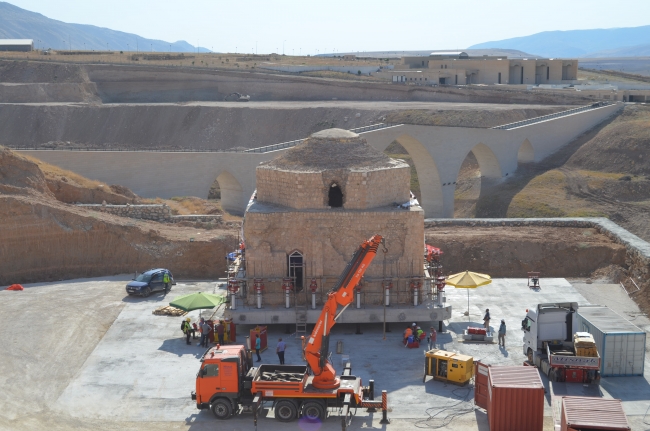 Tarihi Artuklu Hamamı'nı yere indirme çalışması yeniden başladı