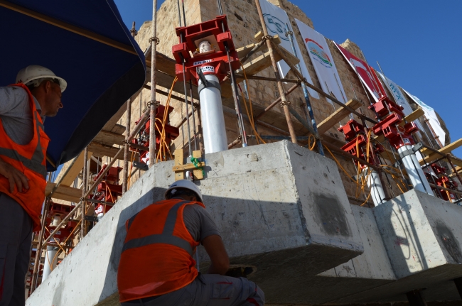 Tarihi Artuklu Hamamı'nı yere indirme çalışması yeniden başladı