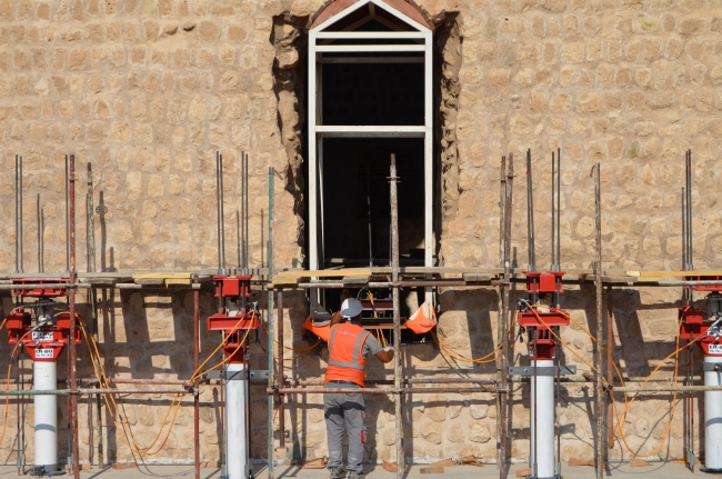 Tarihi Artuklu Hamamı'nı yere indirme çalışması yeniden başladı
