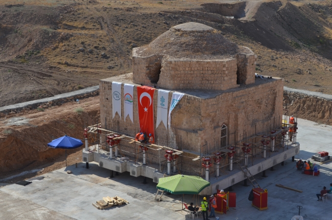 Tarihi Artuklu Hamamı'nı yere indirme çalışması yeniden başladı