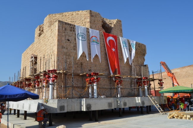 Tarihi Artuklu Hamamı'nı yere indirme çalışması yeniden başladı