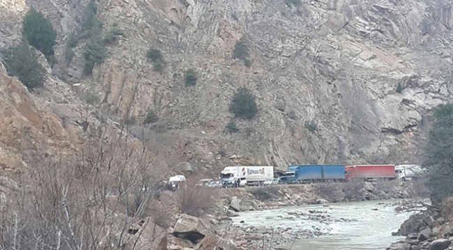 Artvin-Ardahan karayolu heyelan nedeniyle ulaşıma kapandı