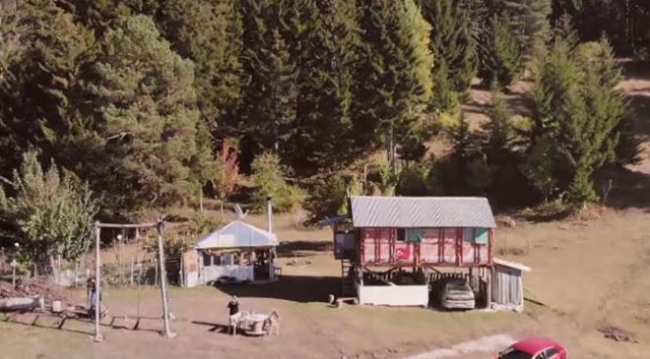 Kamyon kasasına hem yuvasını hem de eşinin "canını" sığdırdı