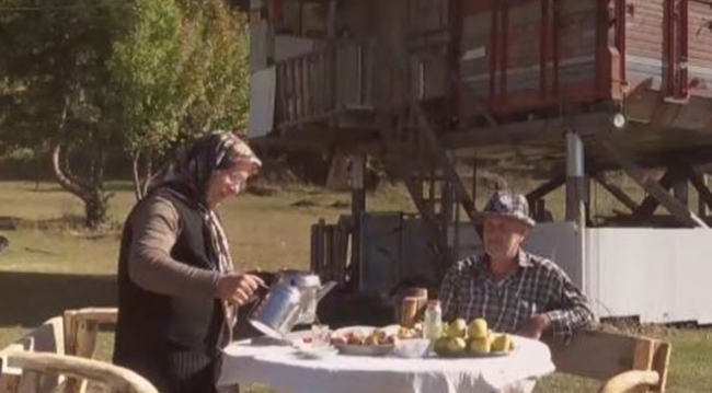 Kamyon kasasına hem yuvasını hem de eşinin "canını" sığdırdı