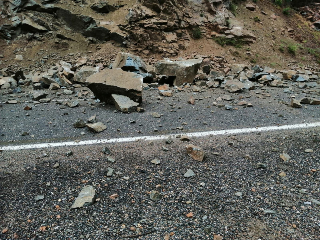 تم إغلاق الطريق أمام حركة المرور نتيجة الانهيار الأرضي في أرتفين