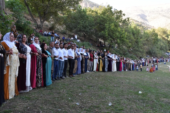 Birlik ve beraberlik mesajı vermek için halay ile Türkiye haritası oluşturdular