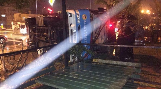 Antalya'da askerleri taşıyan minibüs devrildi: 23 yaralı