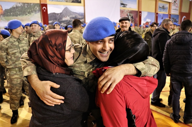 Uzman erbaşlar 'mavi bere' taktı