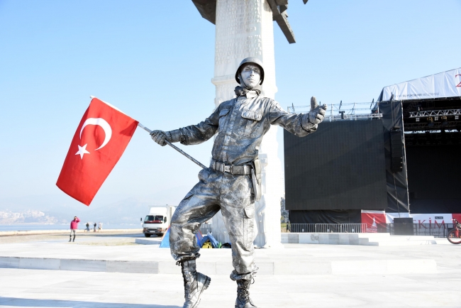 Asker selamı veren canlı heykelin rekor denemesi sürüyor