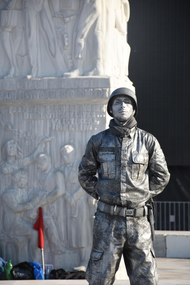 Asker selamı veren canlı heykelin rekor denemesi sürüyor