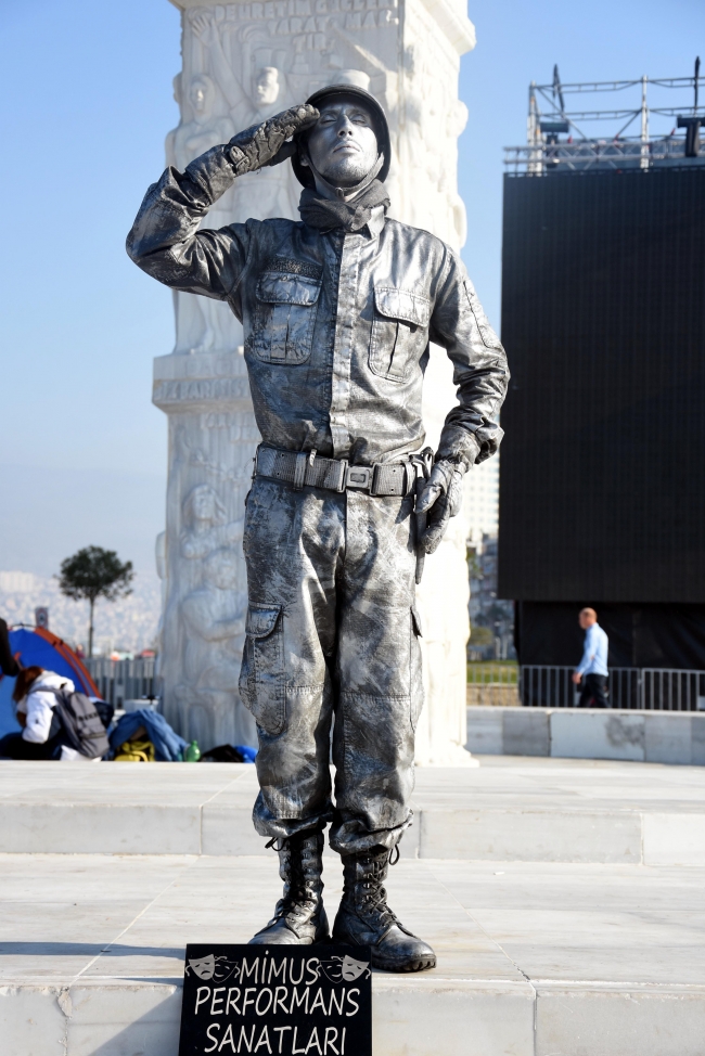 Asker selamı veren canlı heykelin rekor denemesi sürüyor