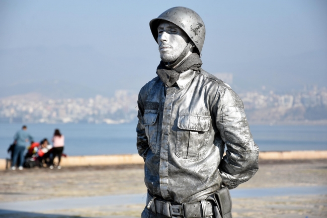 Asker selamı veren canlı heykelin rekor denemesi sürüyor