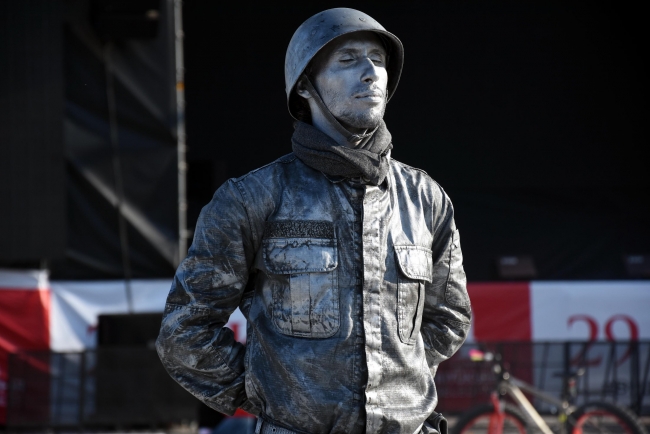 Asker selamı veren canlı heykelin rekor denemesi sürüyor