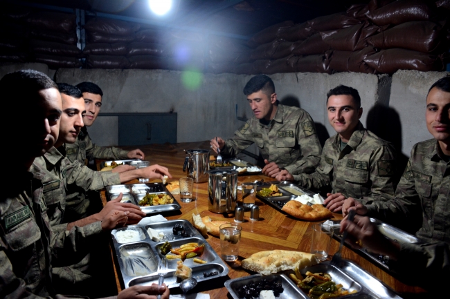 Mehmetçik'in mevzide zorlu ramazan nöbeti