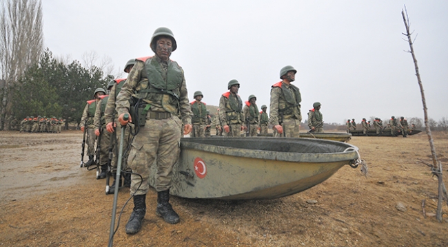 Mehmetçikten gerçeği aratmayan "Durgun Sulardan Geçiş" tatbikatı