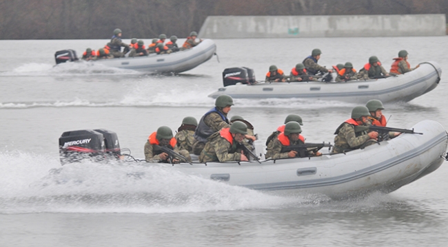 Mehmetçikten gerçeği aratmayan "Durgun Sulardan Geçiş" tatbikatı