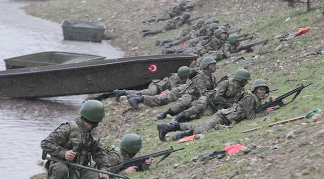 Mehmetçikten gerçeği aratmayan "Durgun Sulardan Geçiş" tatbikatı