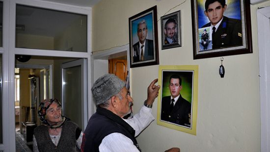 Evlatlarının acısını baston yaparak dindirmeye çalışıyor