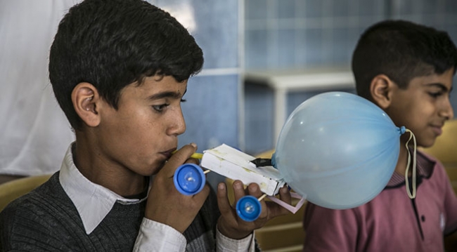 Atık plastik şişe ve pipetler arabaya dönüştü