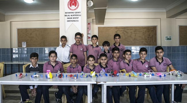 Atık plastik şişe ve pipetler arabaya dönüştü