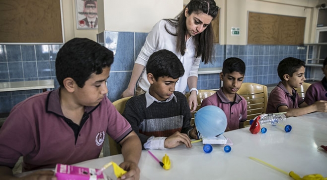 Atık plastik şişe ve pipetler arabaya dönüştü