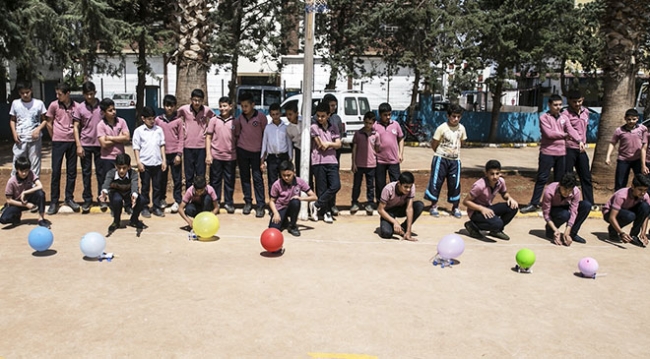 Atık plastik şişe ve pipetler arabaya dönüştü