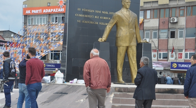 Sakarya'da Atatürk heykeline baltalı saldırı