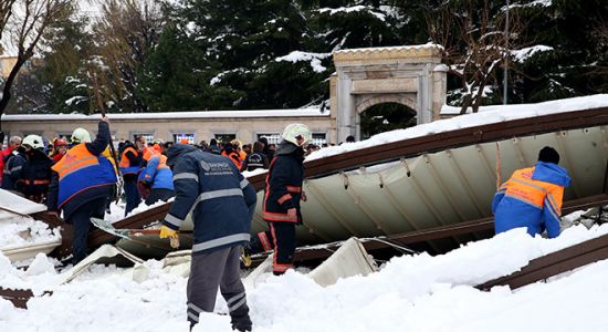Cenaze namazı kılarken üzerlerindeki tente çöktü