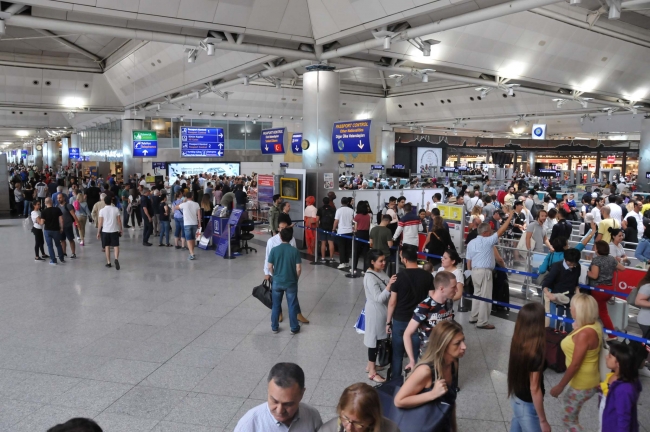 Atatürk Havalimanı’nda seçim yoğunluğu