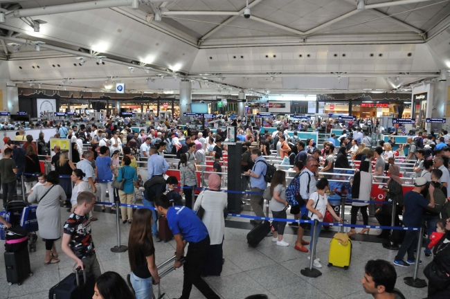 Atatürk Havalimanı’nda seçim yoğunluğu