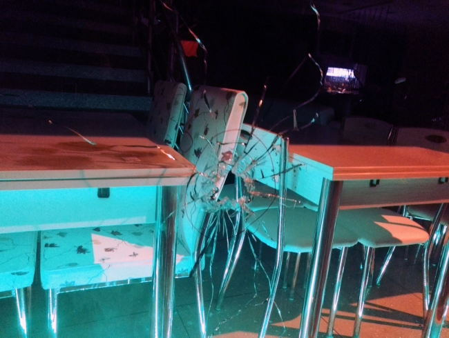 İş yerlerine pompalı tüfekle ateş açtılar