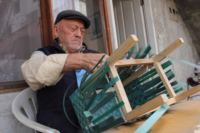 Atık ambalaj şeritlerinden alışveriş çantası yapıyor