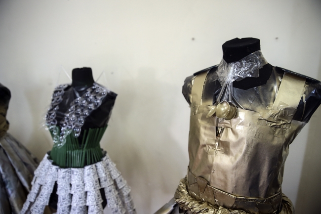 Tabak, bardak, gazeteden kostüm tasarlıyorlar