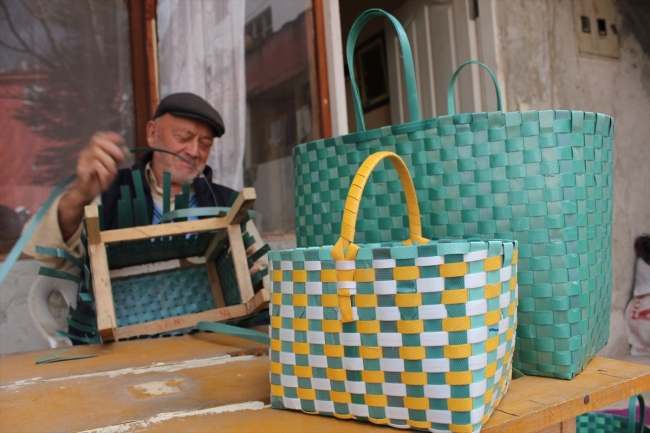 Atık ambalaj şeritlerinden alışveriş çantası yapıyor