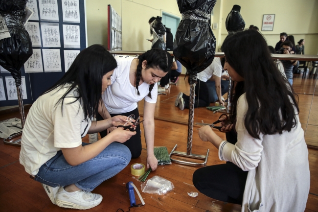 Tabak, bardak, gazeteden kostüm tasarlıyorlar