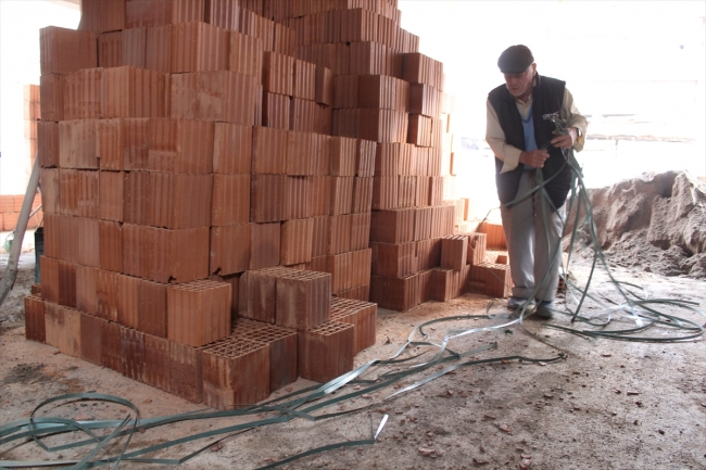 Atık ambalaj şeritlerinden alışveriş çantası yapıyor