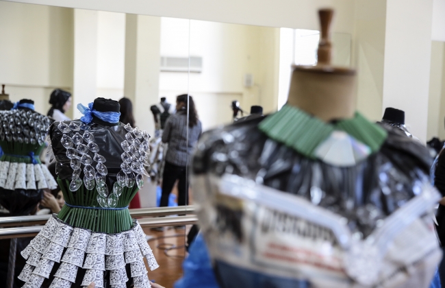 Tabak, bardak, gazeteden kostüm tasarlıyorlar