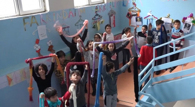 Batman'daki liseliler köy çocukları için atkı ve bere üretiyor