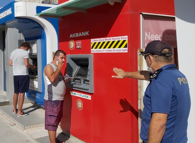 Maskesiz para çeken kişiye esprili uyarı: 1000 TL fazla çek