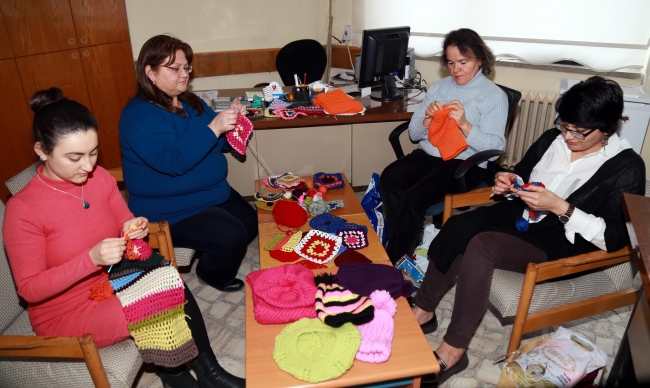 Kadınlar, ağaçları el örgüleriyle giydirdi