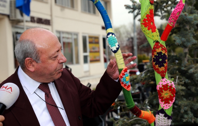 Kadınlar, ağaçları el örgüleriyle giydirdi