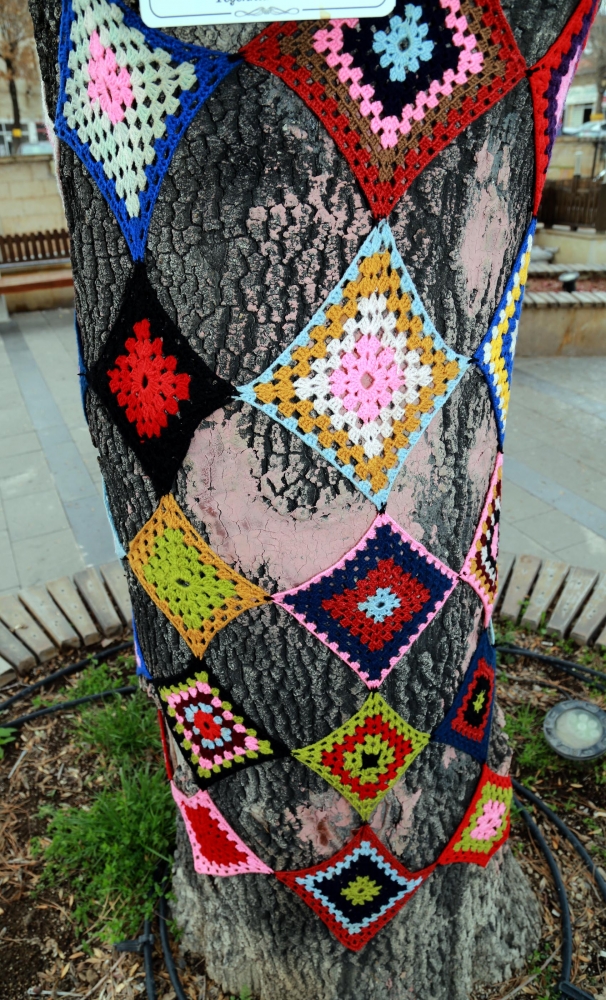 Kadınlar, ağaçları el örgüleriyle giydirdi