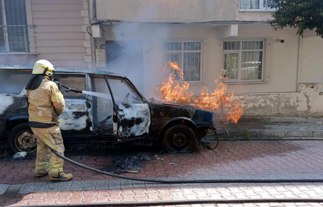 Kibritle oynayan çocuk otomobili yaktı