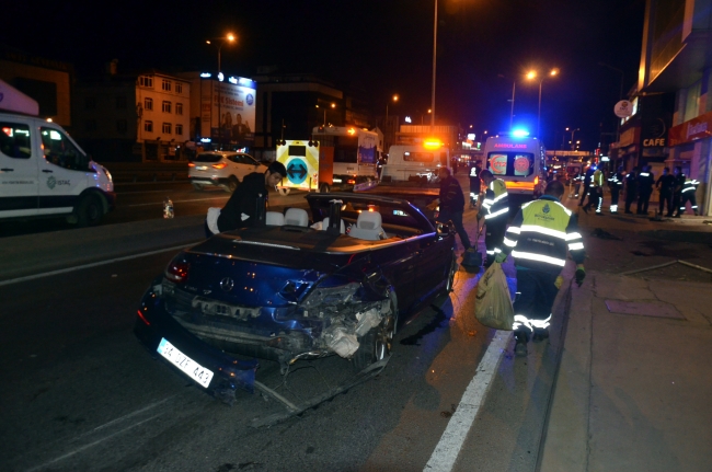İki otomobil çarpıştı, biri bankaya girdi